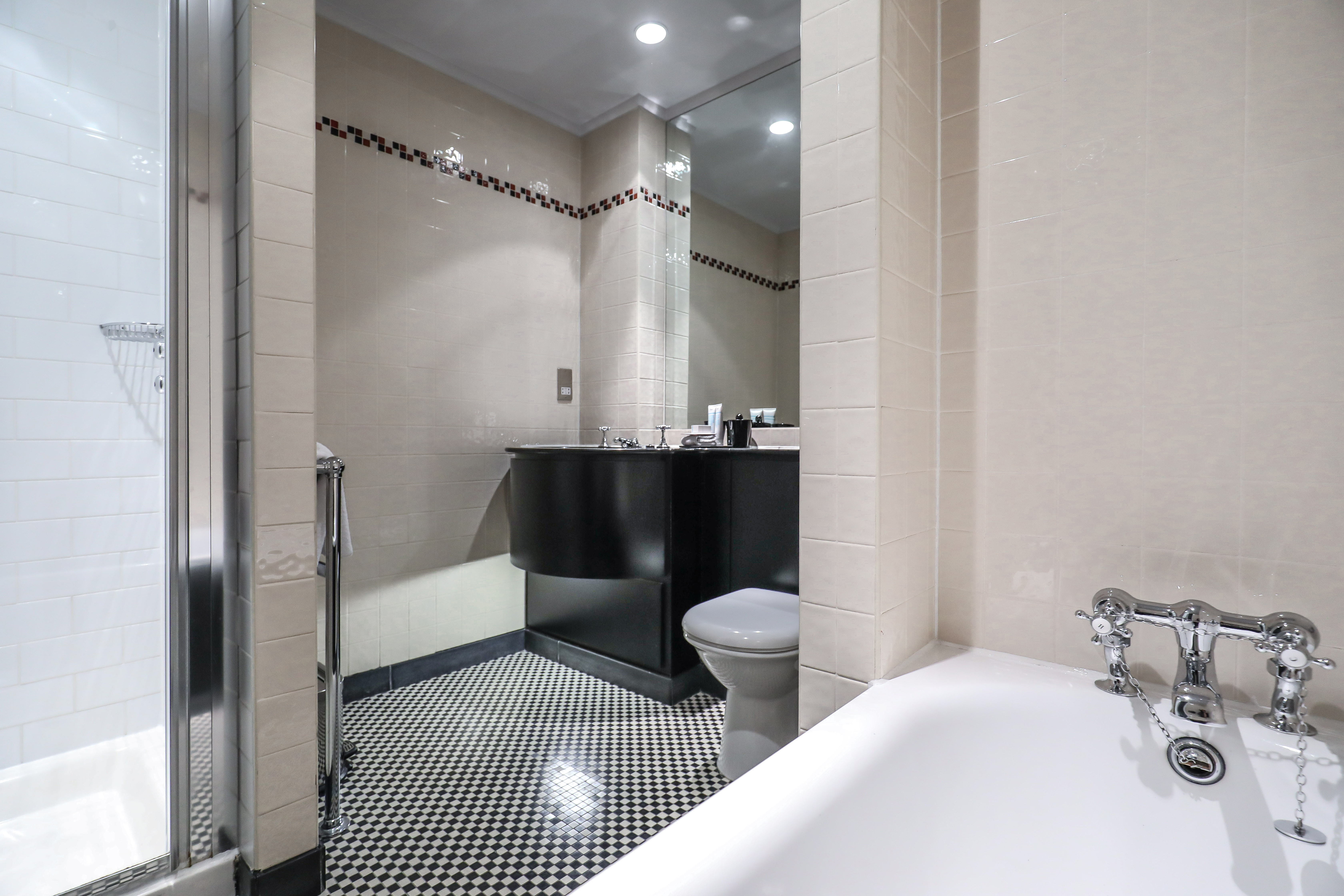 A bathroom featuring a toilet, sink, and bathtub.
